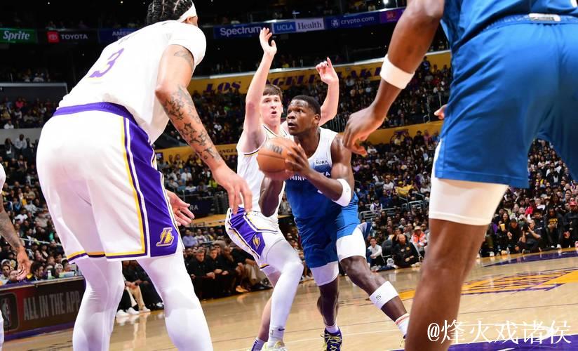 詹姆斯29+8里夫斯38分 浓眉缺阵湖人险胜篮网 詹姆斯29+8里夫斯38分 浓眉缺阵湖人险胜篮网